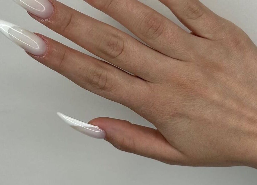 Κομψά νύχια με γαλλικό μανικιούρ στο A.V Νails Solarium, Θεσσαλονίκη, GR.