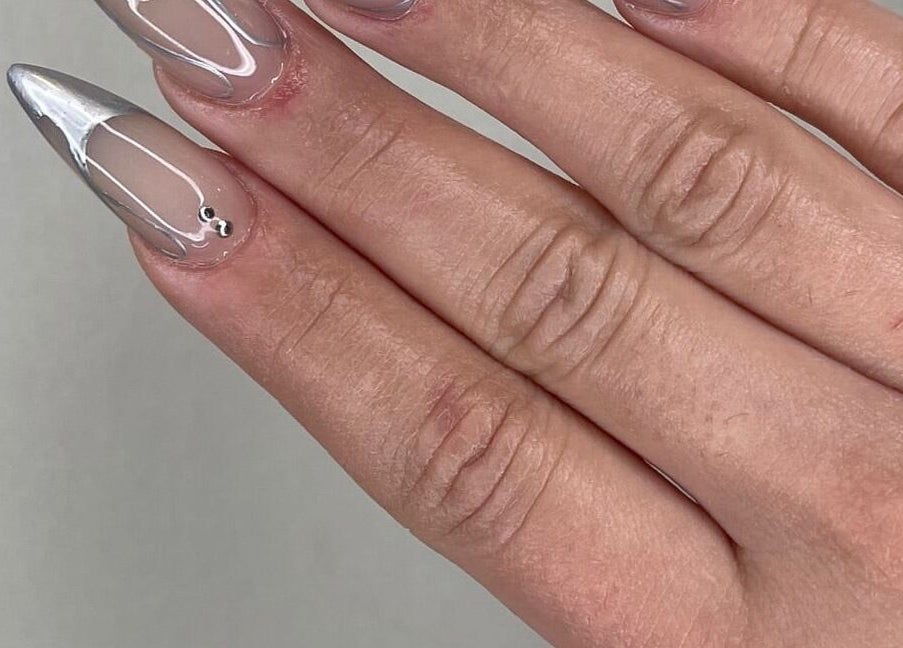 Καλλιτεχνικό σχέδιο νυχιών χρωμίου στο A.V Νails Solarium, Θεσσαλονίκη, GR.