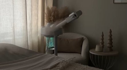 Tranquil spa room at Balanced Beauty Med Spa, Vaughan, Ontario, CA with cozy seating and modern decor.