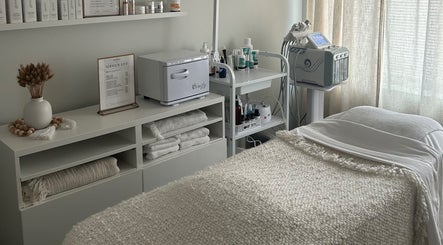 Calming spa treatment room at Balanced Beauty Med Spa in Vaughan, Ontario, CA, featuring a cozy treatment bed.