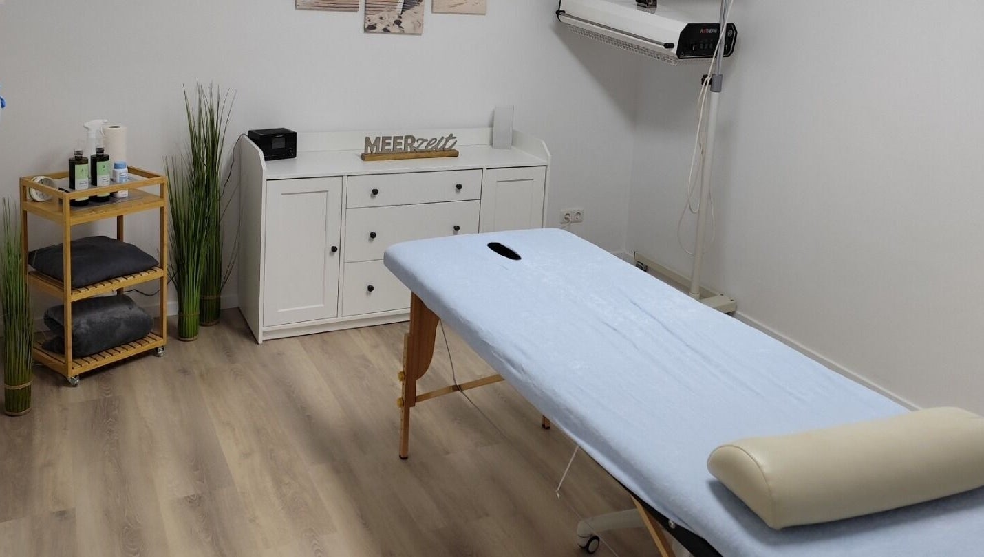 Behandlungsraum Massagepraxis Lucht in Tornesch, Schleswig-Holstein, DE mit Massagetisch und beruhigender Atmosphäre.