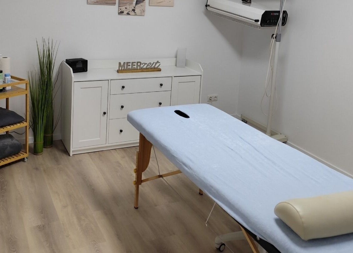 Behandlungsraum Massagepraxis Lucht in Tornesch, Schleswig-Holstein, DE mit Massagetisch und beruhigender Atmosphäre.