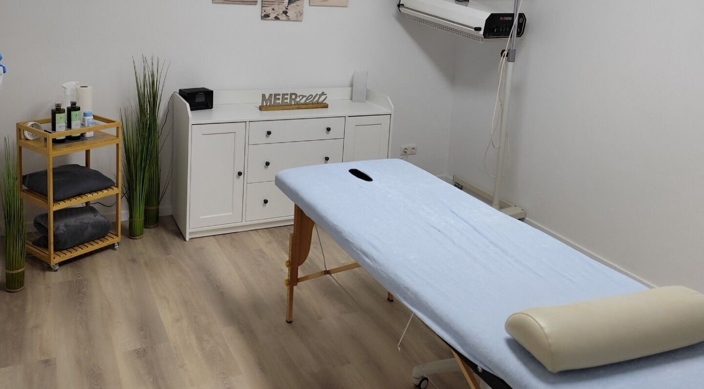 Behandlungsraum Massagepraxis Lucht in Tornesch, Schleswig-Holstein, DE mit Massagetisch und beruhigender Atmosphäre.