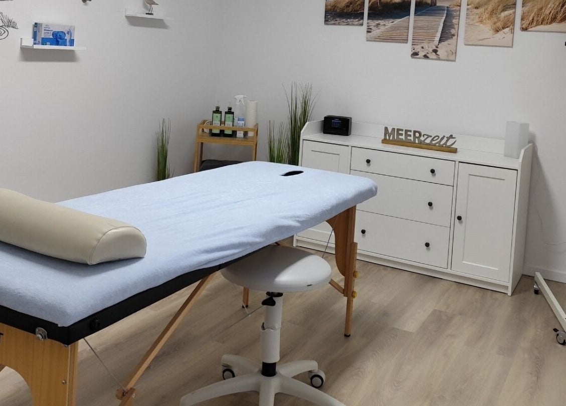 Massageraum von Massagepraxis Lucht in Tornesch, Schleswig-Holstein, DE, mit einem gemütlichen Ambiente.