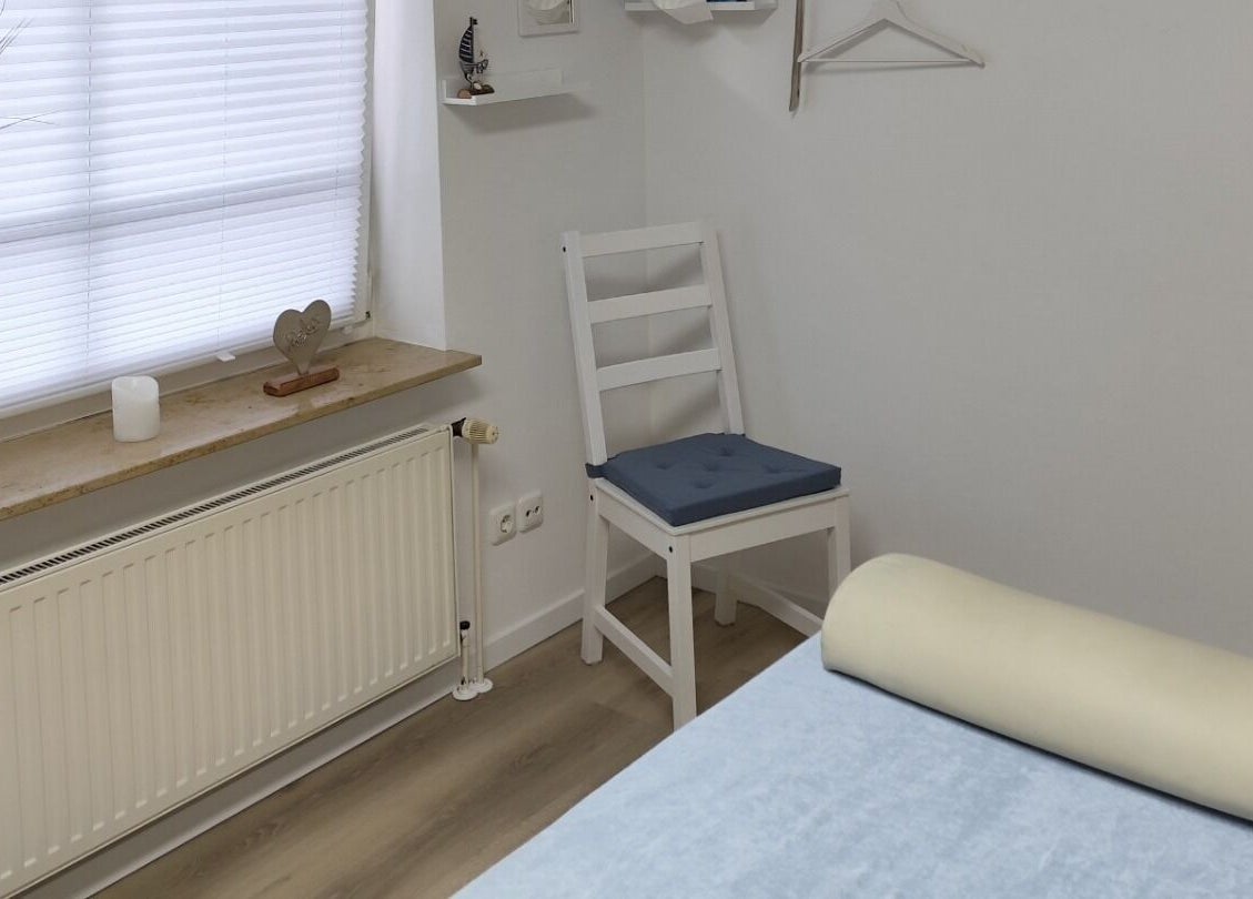 Entspannendes Interieur bei Massagepraxis Lucht, Tornesch, Schleswig-Holstein, DE mit gemütlichem Stuhl und Fensterbank.
