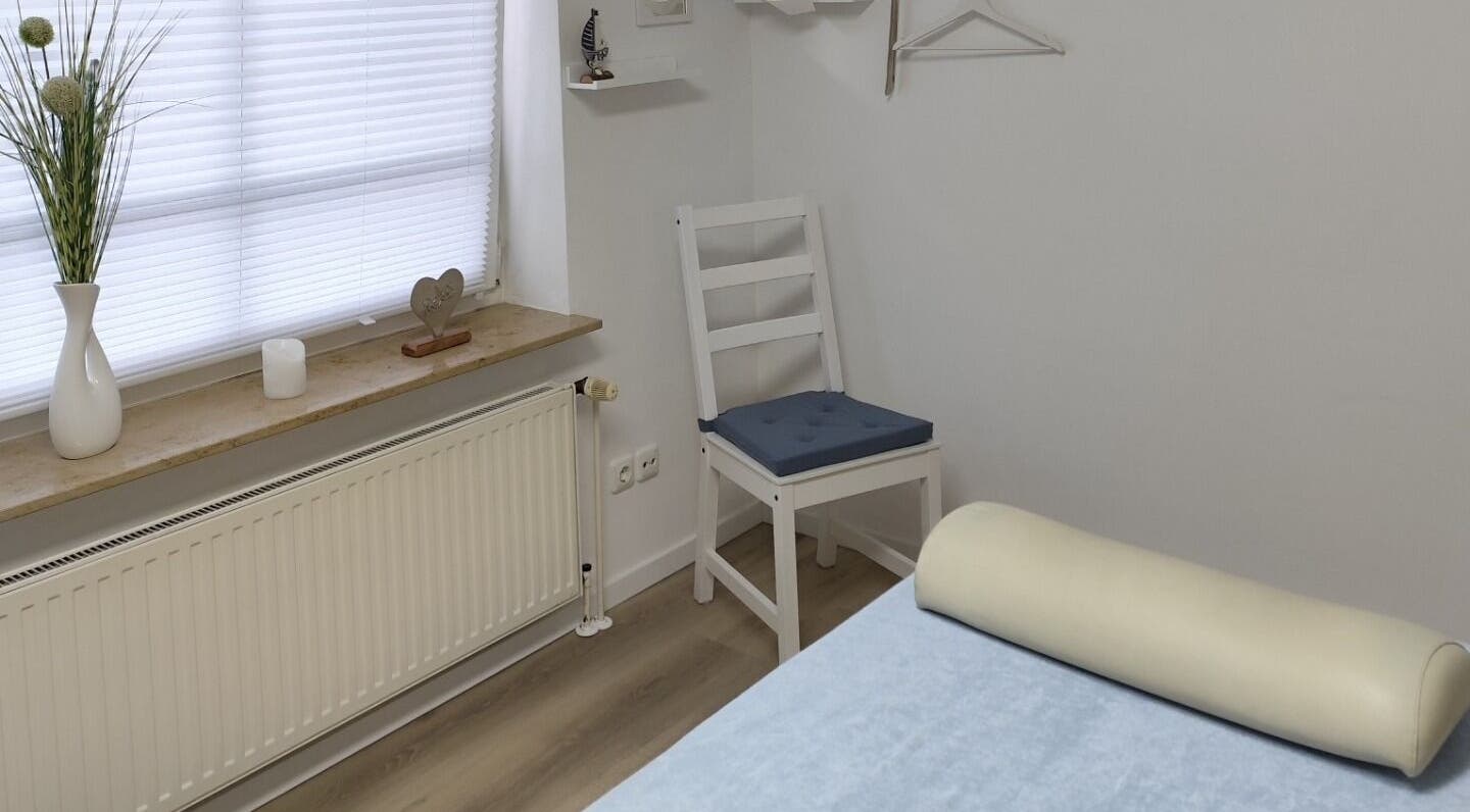 Entspannendes Interieur bei Massagepraxis Lucht, Tornesch, Schleswig-Holstein, DE mit gemütlichem Stuhl und Fensterbank.