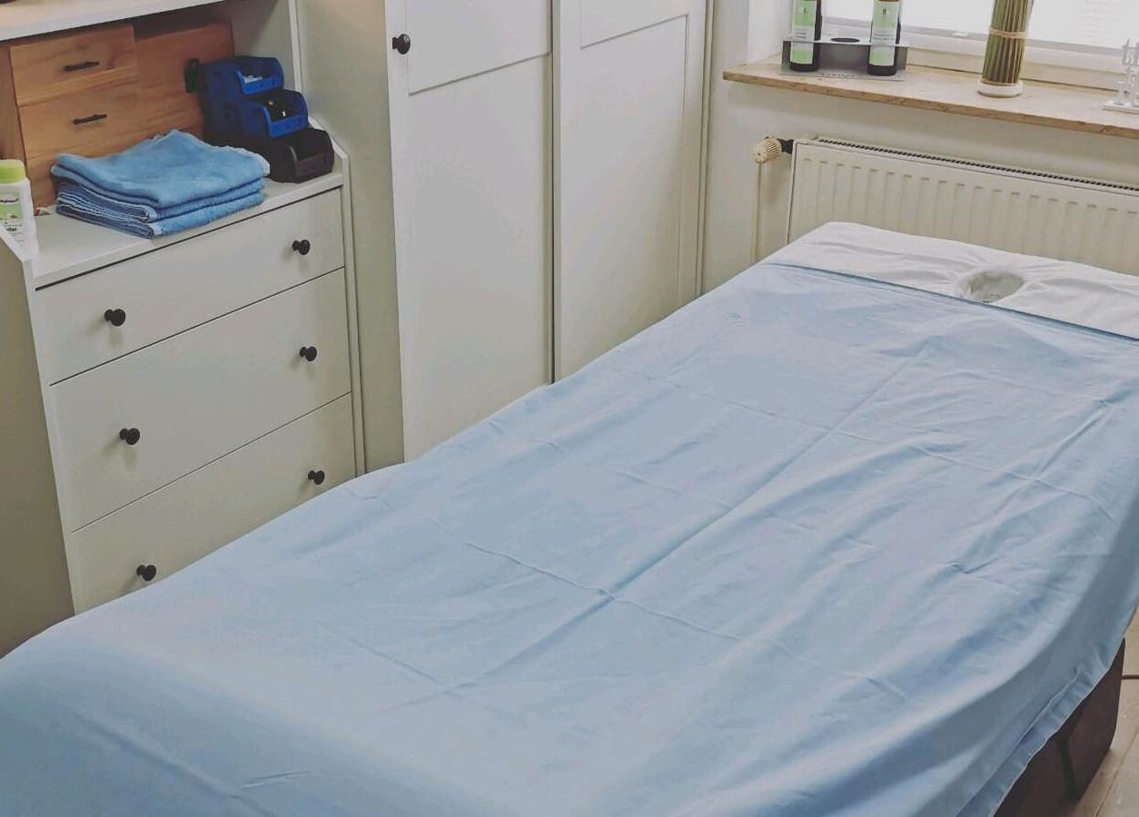 Massagetisch in der Massagepraxis Lucht, Tornesch, Schleswig-Holstein, DE - entspannendes Ambiente.