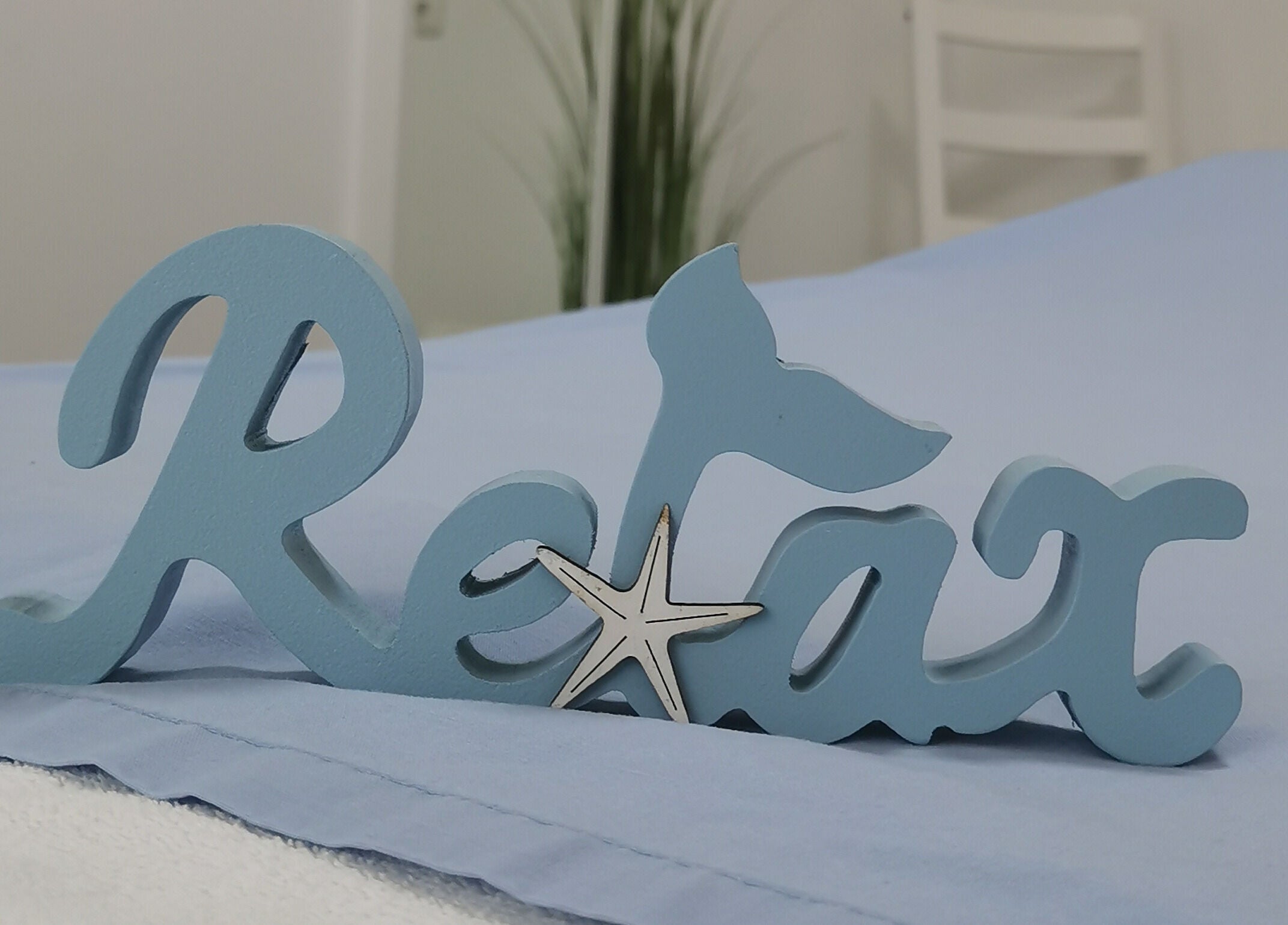 Entspannungsschild im Massagepraxis Lucht, Tornesch, Schleswig-Holstein, DE, auf Massagetisch.