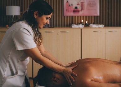 Therapist giving a relaxing massage at Glam and Glow Beauty Lab, Hockley Heath, England, GB.