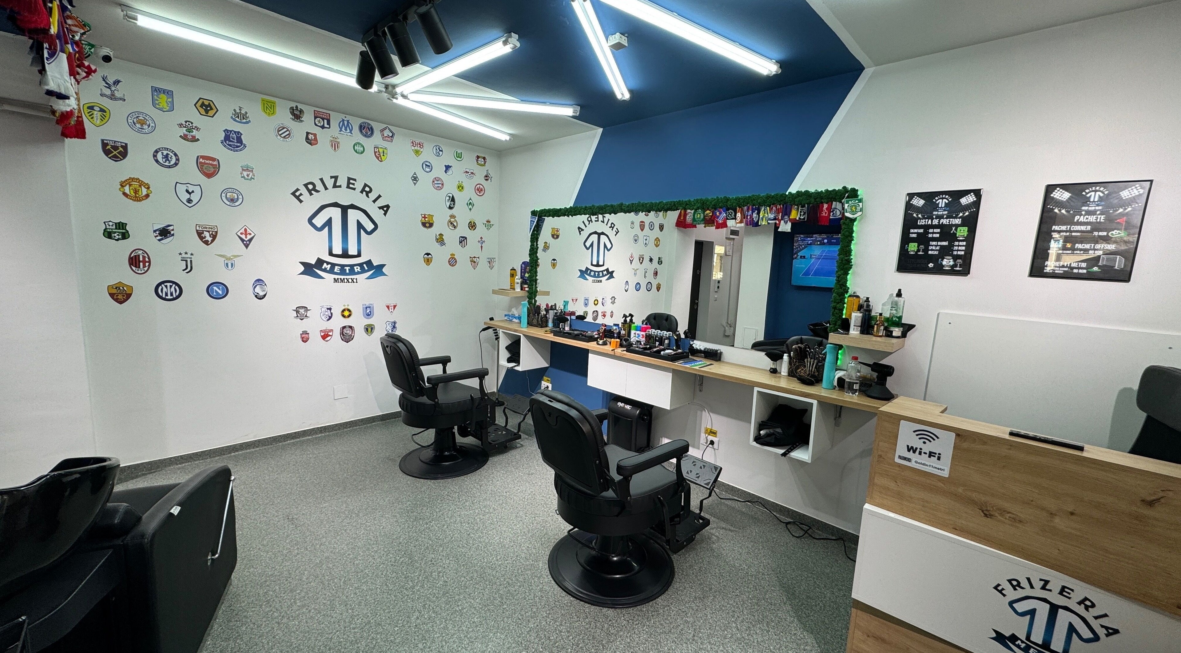 Interior modern la Frizeria 11 Metri Popesti Leordeni, Popesti-Leordeni, Județul Ilfov, RO, cu două scaune de frizerie.