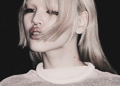 Stylish blonde hairstyle at Chrissy Hutton Hair, London, England, GB. Trendy and sophisticated salon experience.