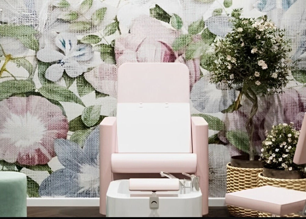 Interno elegante di Alchimie SAGL a Mendrisio, Ticino, CH con sedia rosa e parete floreale.