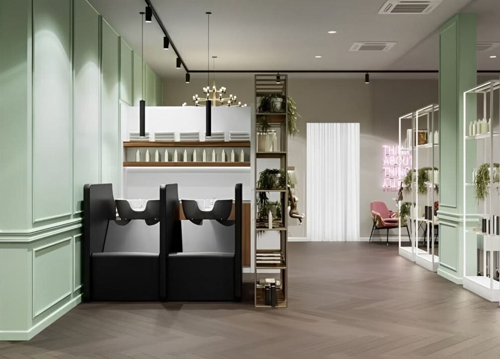 Spazio elegante di Alchimie SAGL a Mendrisio, Ticino, CH, con sedute e scaffali moderni.