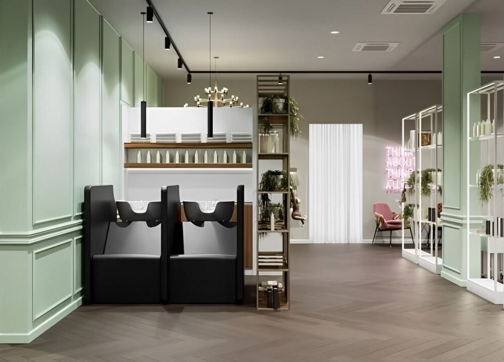 Spazio elegante di Alchimie SAGL a Mendrisio, Ticino, CH, con sedute e scaffali moderni.