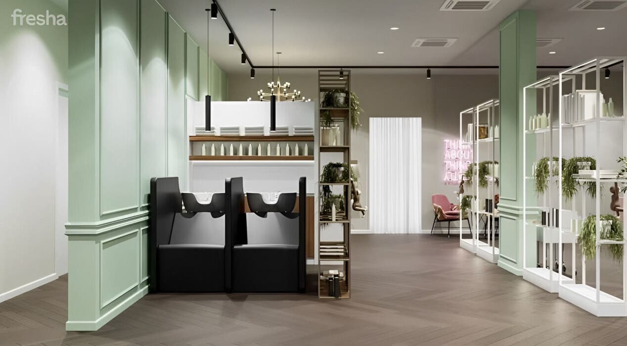 Spazio elegante di Alchimie SAGL a Mendrisio, Ticino, CH, con sedute e scaffali moderni.