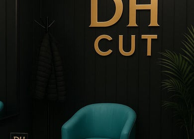منطقة انتظار حديثة في صالون DH Barber Shop في عمان، محافظة عمان، JO، مع كرسي وديكور أنيق.