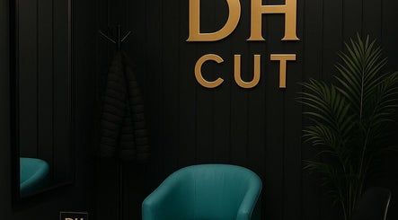 منطقة انتظار حديثة في صالون DH Barber Shop في عمان، محافظة عمان، JO، مع كرسي وديكور أنيق.