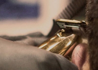 لقطة مقربة لأداة حلاقة ذهبية في DH Barber Shop بعمان، محافظة عمان، JO.