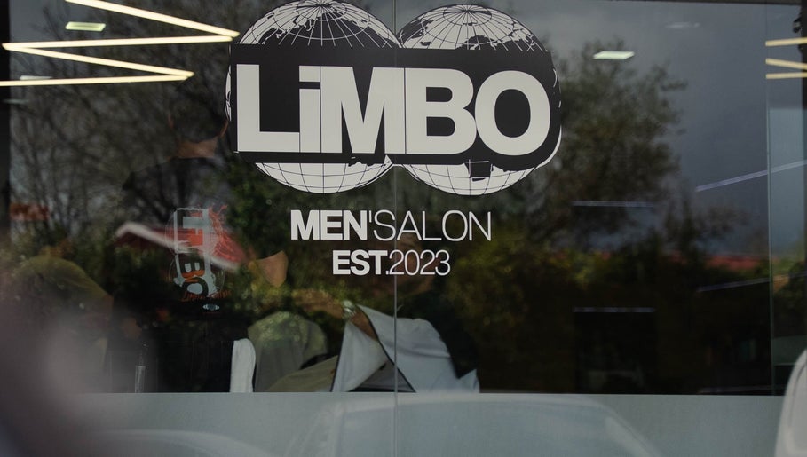 Entrada da LiMBO Men’s Salon em Merelim S. Pedro, Braga, PT com logotipo visível.