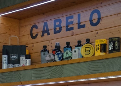 Produtos de cabelo na prateleira da LiMBO Men’s Salon, Merelim S. Pedro, Braga, PT.