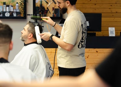 Barbeiro estilizando cabelo no LiMBO Men’s Salon, Merelim S. Pedro, Braga, PT.