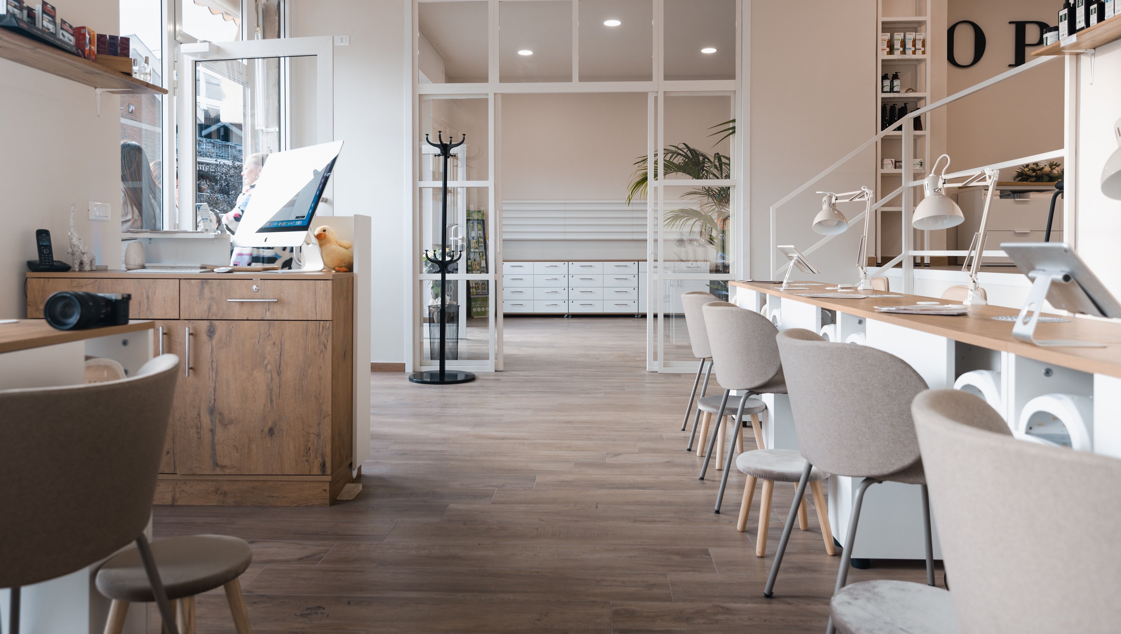 Design moderno presso Maison Manicure Advance a Nichelino, Piemonte, IT, con interni luminosi e accoglienti.