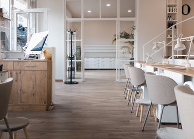 Design moderno presso Maison Manicure Advance a Nichelino, Piemonte, IT, con interni luminosi e accoglienti.