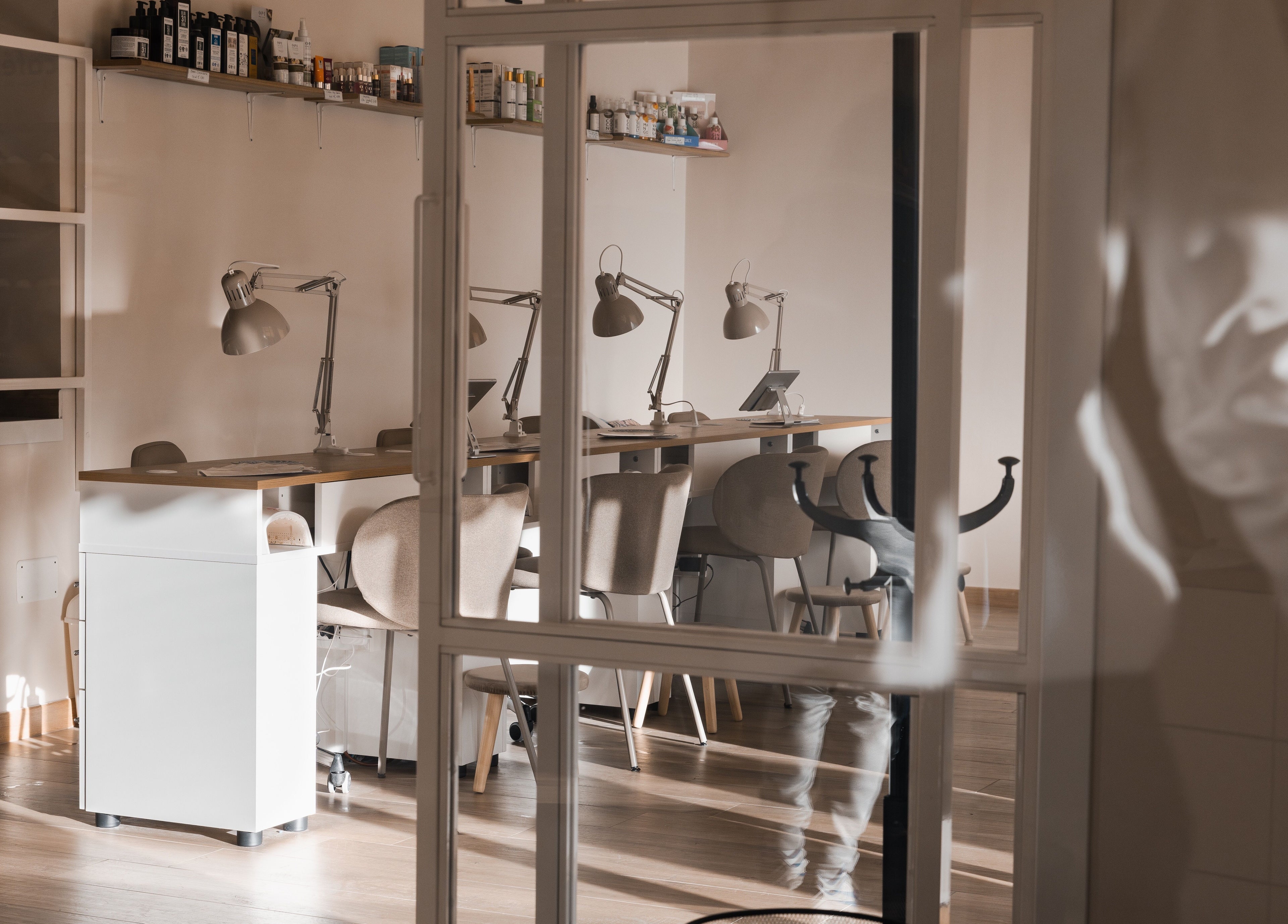 Interno elegante di Maison Manicure Advance, Nichelino, Piemonte, IT, con arredi moderni e raffinati.