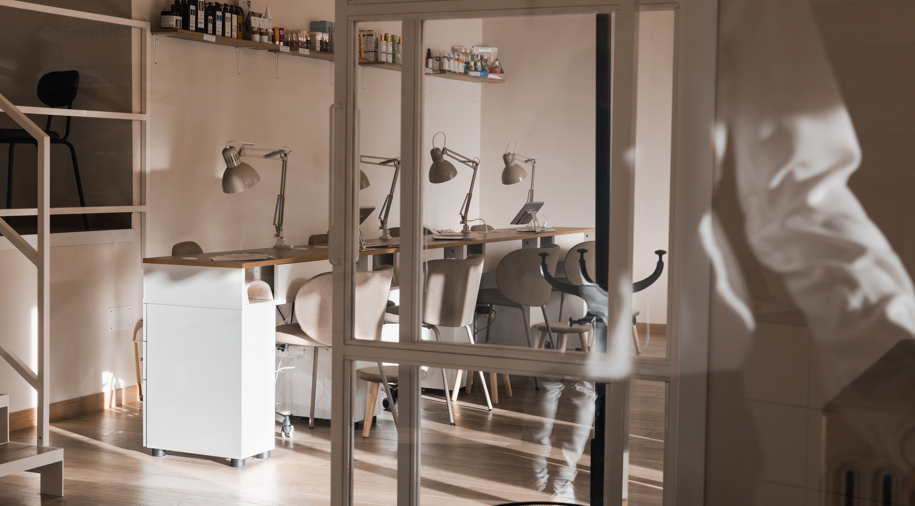 Interno elegante di Maison Manicure Advance, Nichelino, Piemonte, IT, con arredi moderni e raffinati.