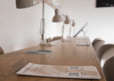 Interno elegante di Maison Manicure Advance a Nichelino, Piemonte, IT con tavolo di lavoro in legno.