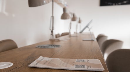 Interno elegante di Maison Manicure Advance a Nichelino, Piemonte, IT con tavolo di lavoro in legno.