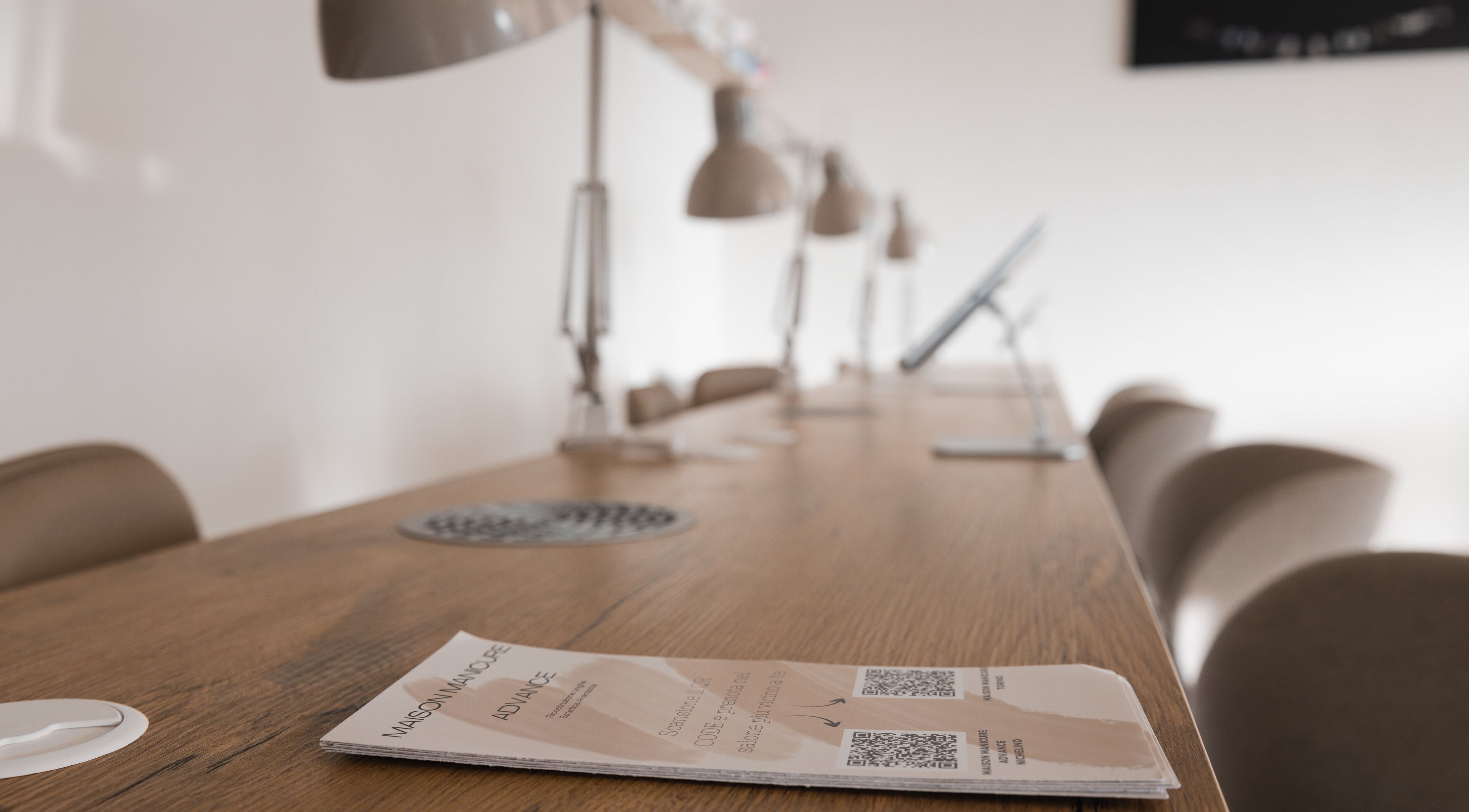 Interno elegante di Maison Manicure Advance a Nichelino, Piemonte, IT con tavolo di lavoro in legno.