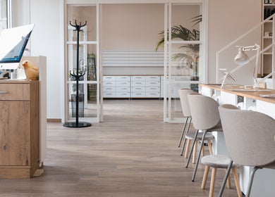 Interno elegante di Maison Manicure Advance, Nichelino, Piemonte, IT con arredi moderni e luminosi.