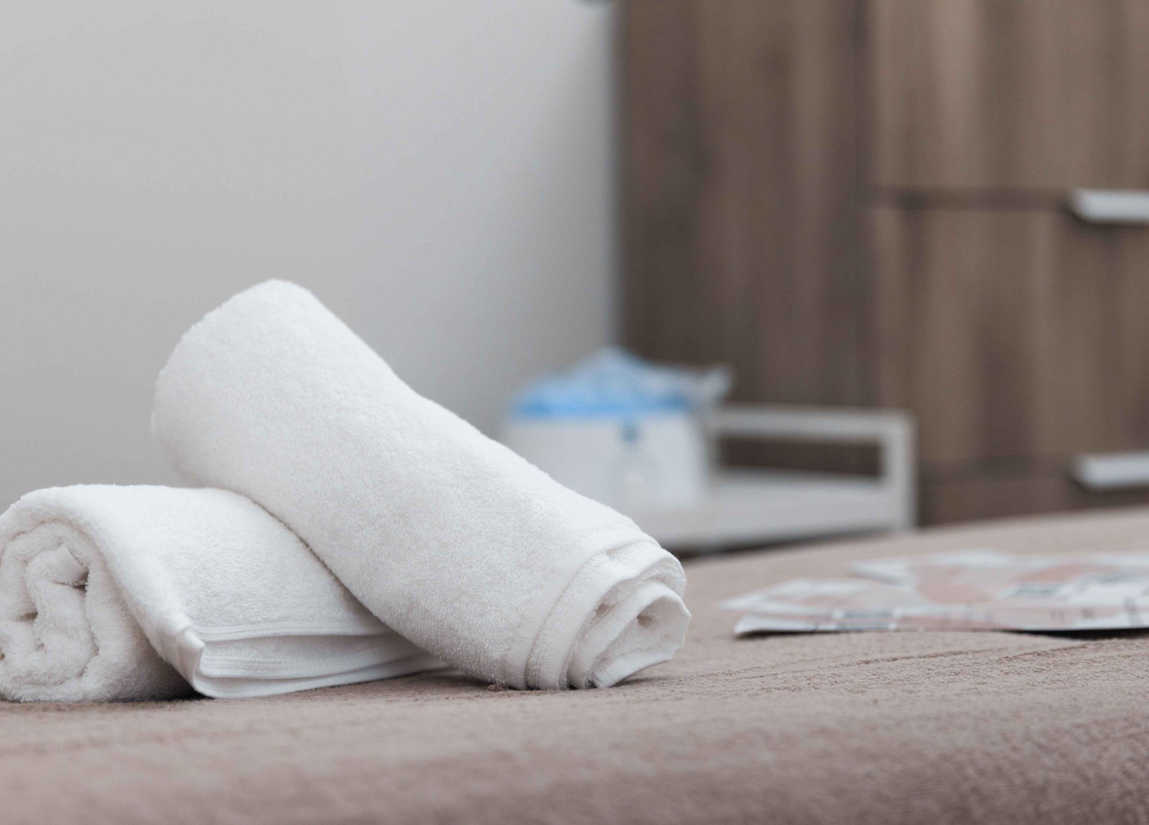 Asciugamani bianchi su un tavolo presso Maison Manicure Advance, Nichelino, Piemonte, IT per un'esperienza spa.