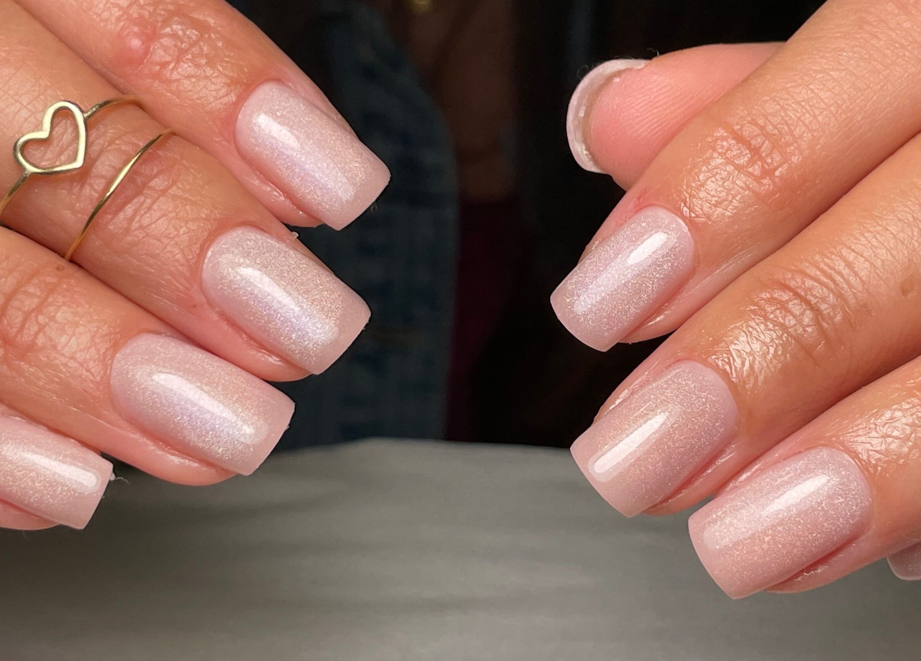 Unghie eleganti con finitura rosa perlata presso Maison Manicure Advance, Nichelino, Piemonte, IT.