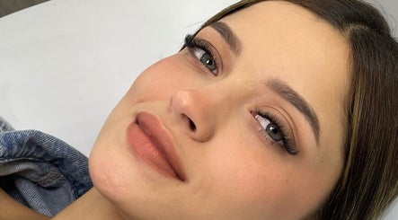 Mujer con pestañas definidas en BeautyBar, Miraflores, Provincia De Lima, PE.