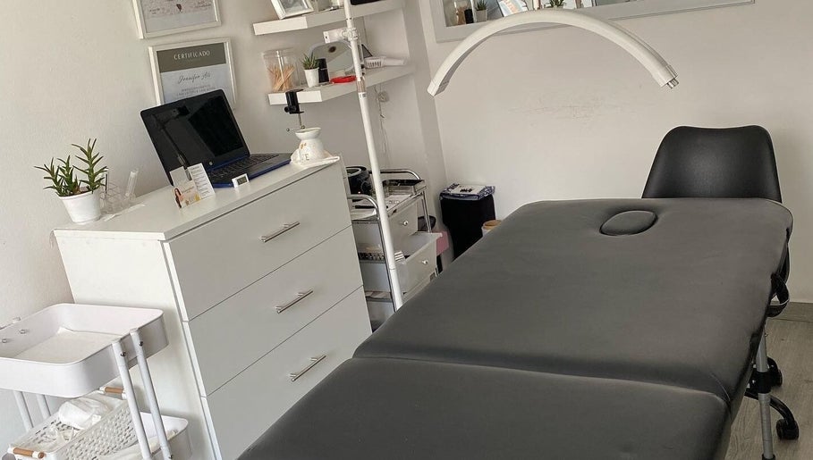 Sala de tratamiento en BeautyBar, Miraflores, Provincia De Lima, PE, con camilla y muebles modernos.