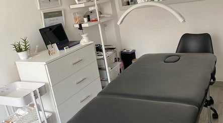 Sala de tratamiento en BeautyBar, Miraflores, Provincia De Lima, PE, con camilla y muebles modernos.