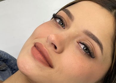 Primer plano de una mujer con pestañas largas en BeautyBar, Miraflores, Provincia De Lima, PE.