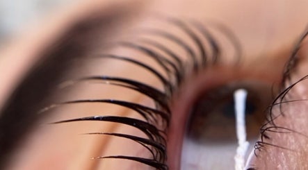 Primer plano de pestañas realzadas en BeautyBar, Miraflores, Provincia De Lima, PE.