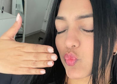 Cliente mostrando uñas elegantes en BeautyBar, Miraflores, Provincia De Lima, PE.