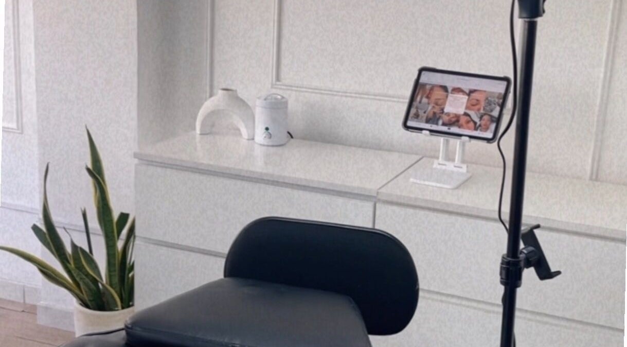 Sala de tratamientos en BeautyBar, Miraflores, Provincia De Lima, PE, con silla y planta decorativa.