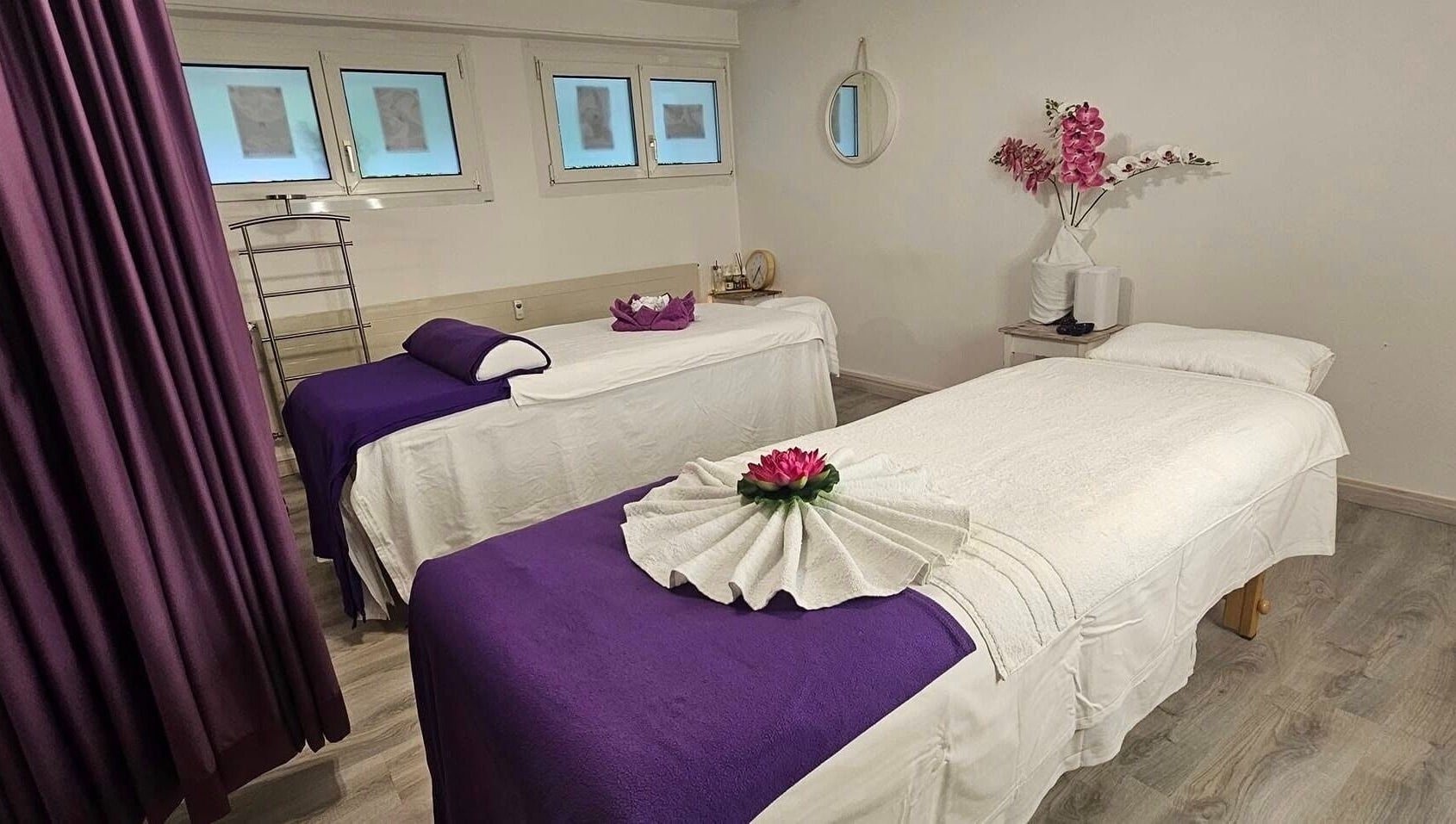 Behandlungsraum bei Yanisa Massage in Basel, Basel-stadt, CH, mit zwei Massageliegen und entspannendem Ambiente.