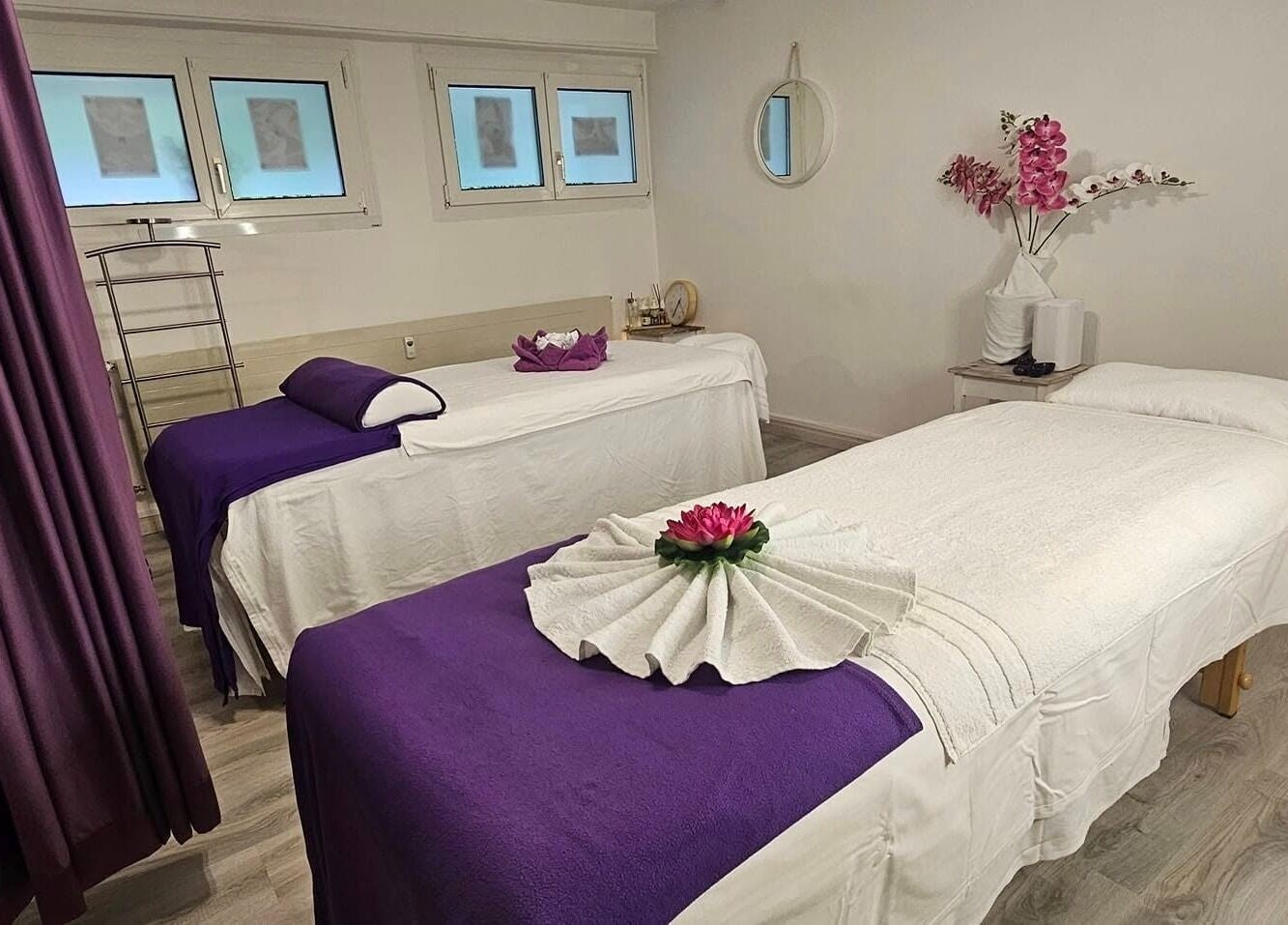 Behandlungsraum bei Yanisa Massage in Basel, Basel-stadt, CH, mit zwei Massageliegen und entspannendem Ambiente.