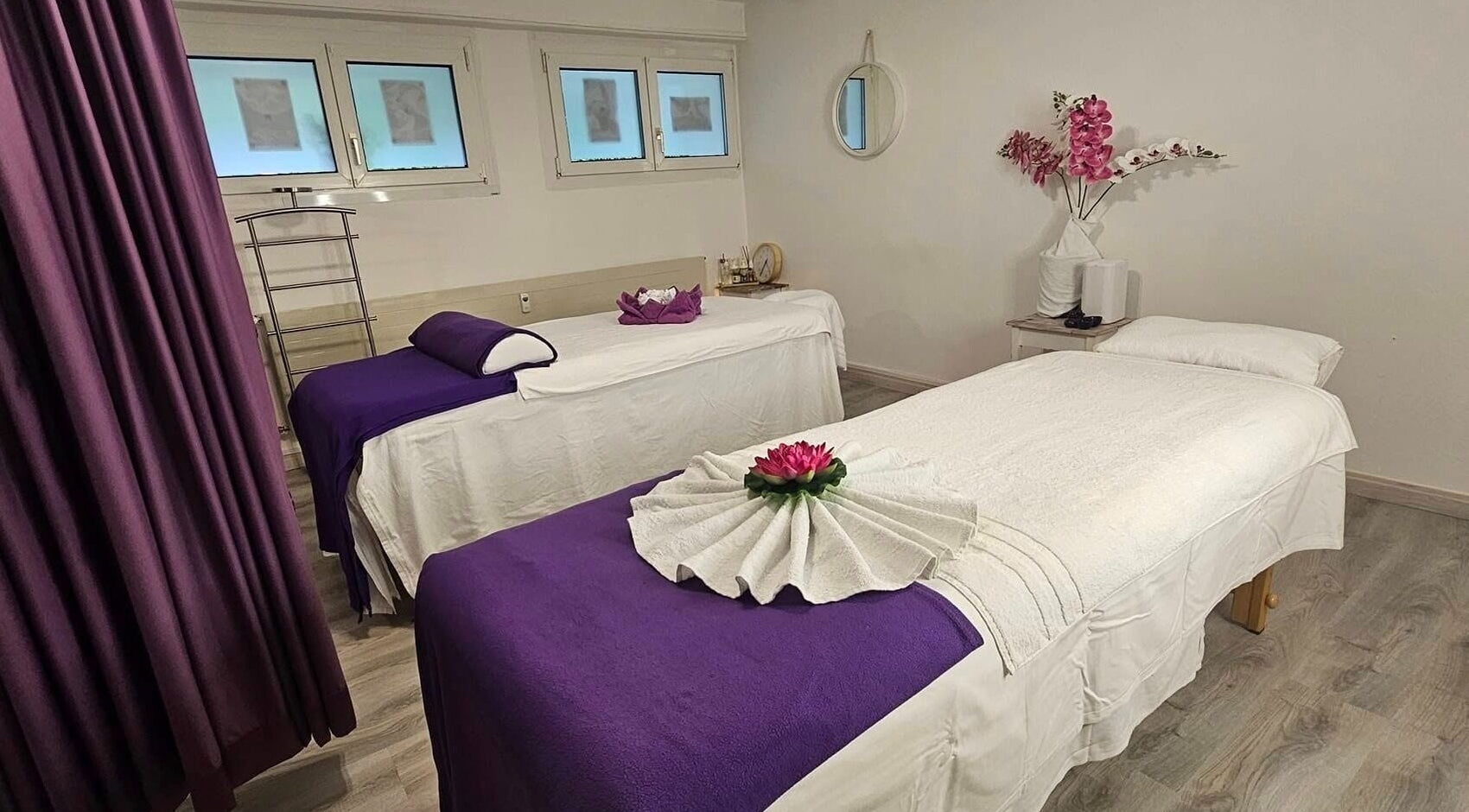 Behandlungsraum bei Yanisa Massage in Basel, Basel-stadt, CH, mit zwei Massageliegen und entspannendem Ambiente.
