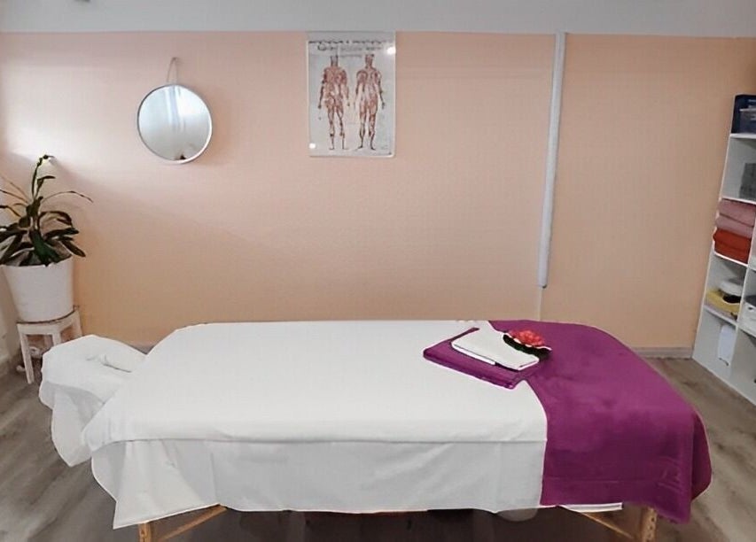 Gemütlicher Massageraum bei Yanisa Massage in Basel, Basel-stadt, CH, mit Tisch und entspannendem Ambiente.