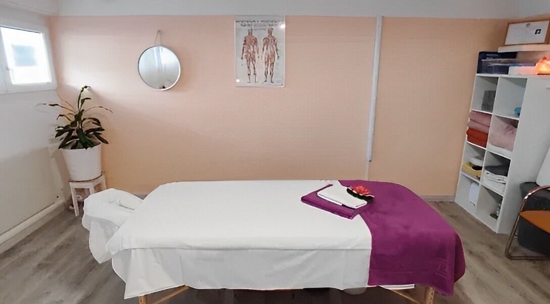 Gemütlicher Massageraum bei Yanisa Massage in Basel, Basel-stadt, CH, mit Tisch und entspannendem Ambiente.