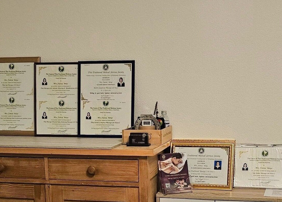 Zertifikate an der Wand bei Yanisa Massage, Basel, Basel-stadt, CH, zeigen Professionalität.