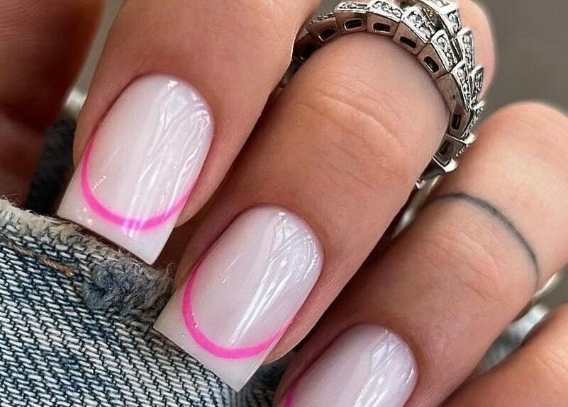 Manucure élégante avec bord rose réalisé chez Voss Beauty Studio - Beauty Salon de Russe, Casablanca, Casablanca-settat, MA.