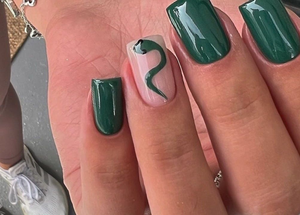 Manucure serpent émeraude à Voss Beauty Studio - Beauty Salon de Russe, Casablanca, Casablanca-settat, MA.